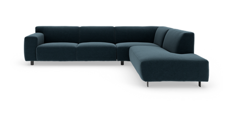 Mørk petrolblå L‑sofa med chaiselong til højre, moderne lav ryg og metalben på hvid baggrund.