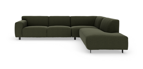 Mørkegrøn L-formet modulsofa med afrundede puder og slanke metalben, vist i studie på hvid baggrund.