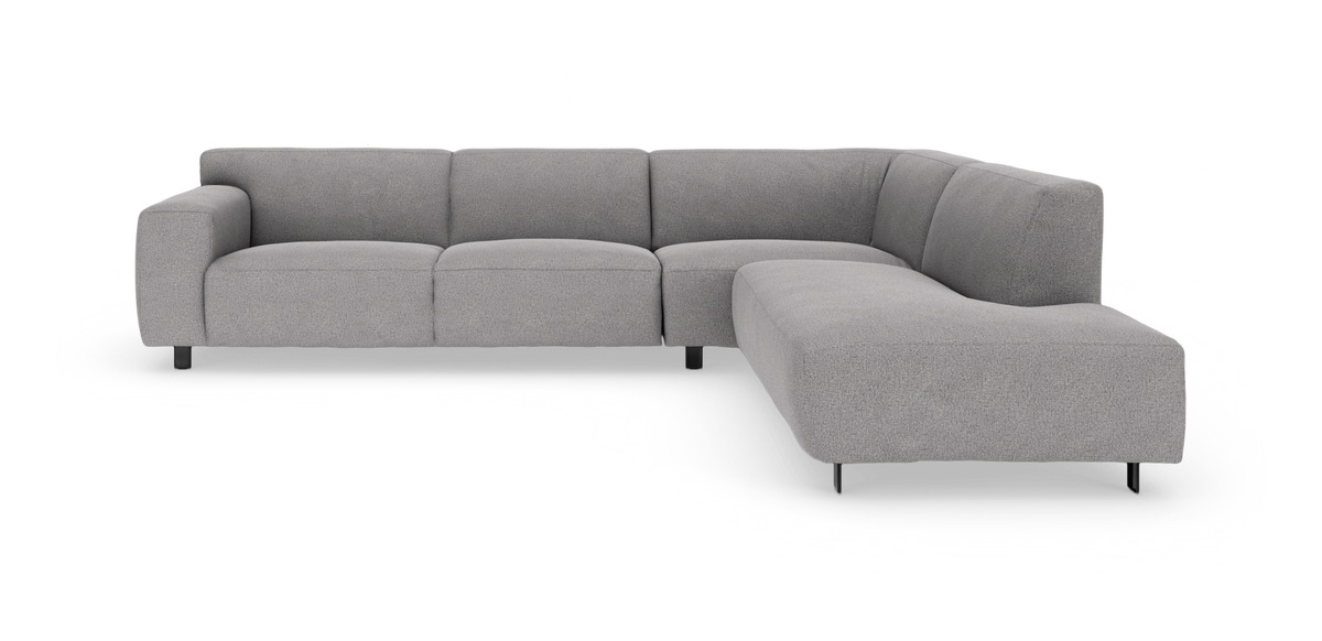 L-formet hjørnesofa i lysegråt stof med afrundede armlæn og slanke sorte metalben i moderne design.