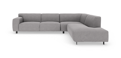 L-formet hjørnesofa i lysegråt stof med afrundede armlæn og slanke sorte metalben i moderne design.