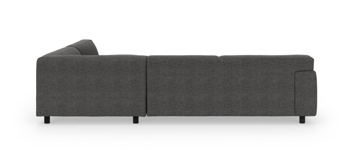 Mørkegrå stofsofa set bagfra på hvid baggrund, fritlagt produktfoto.
