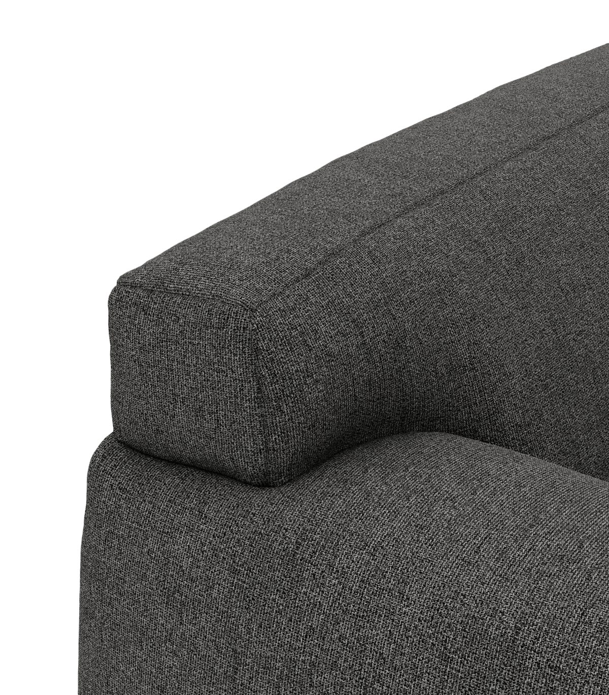 Nærbillede af armlænet og ryglænet på en mørkegrå stofsofa i studiemiljø.