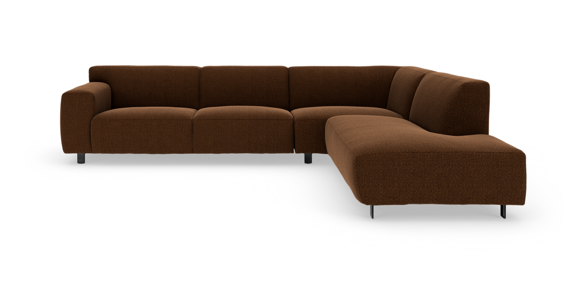 Modulær hjørnesofa i brun tekstil med højrevendt chaiselong og lave metalben, frilagt på hvid baggrund.