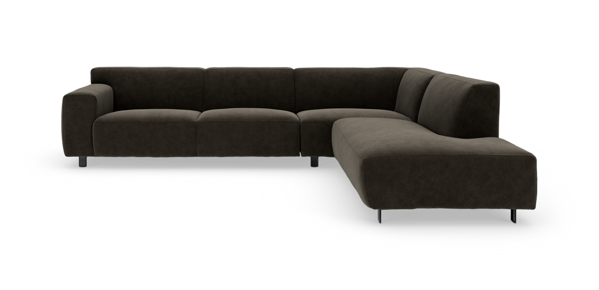 L‑formet mørkebrun stofhjørnesofa med lav ryg og slanke metalben, frilagt på hvid baggrund.