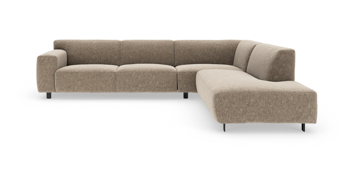 L-formet modulsofa i beige stof på hvid baggrund.