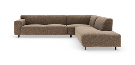 Stor L‑formet brun stofsofa med højrevendt chaiselong og slanke metalben, afrundede puder og moderne design.