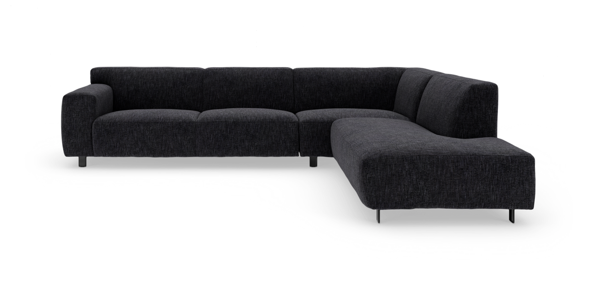 Mørkegrå L‑formet modulsofa med afrundede sæder og metalben, fotograferet i studie fra frontvinkel.