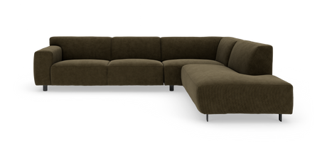 Modulær L‑formet hjørnesofa i mørk olivgrøn fløjl med slanke metalben, set forfra i studie.
