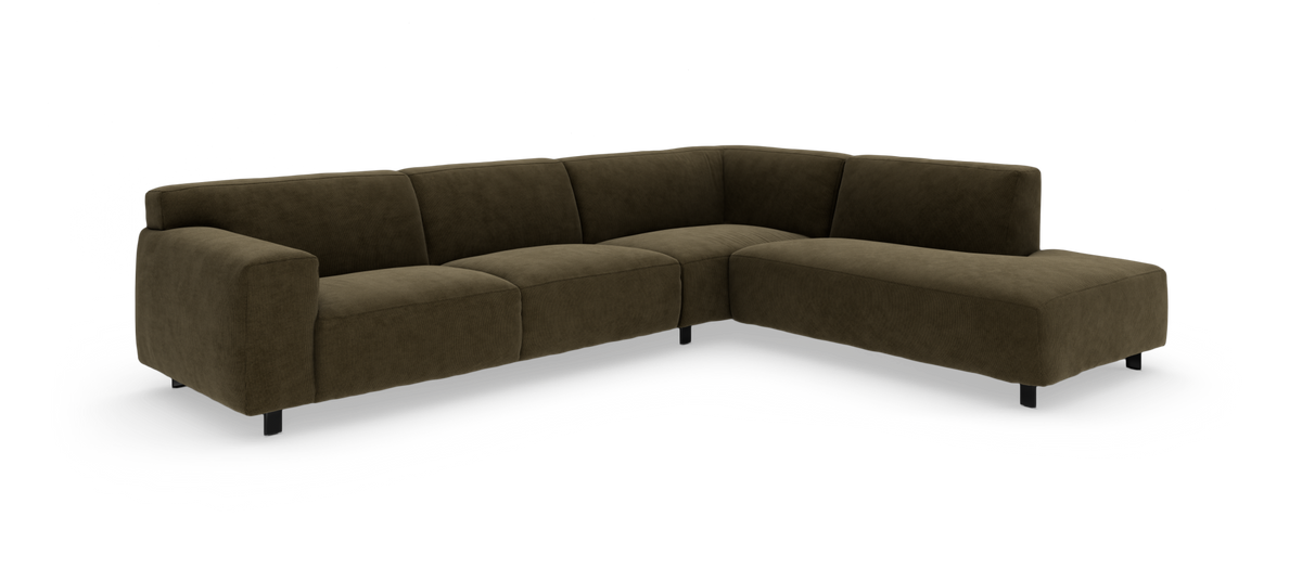 Modulær L-sofa i mørk olivengrøn kordfløjl med brede armlæn, lav profil og højrevendt chaiselong.