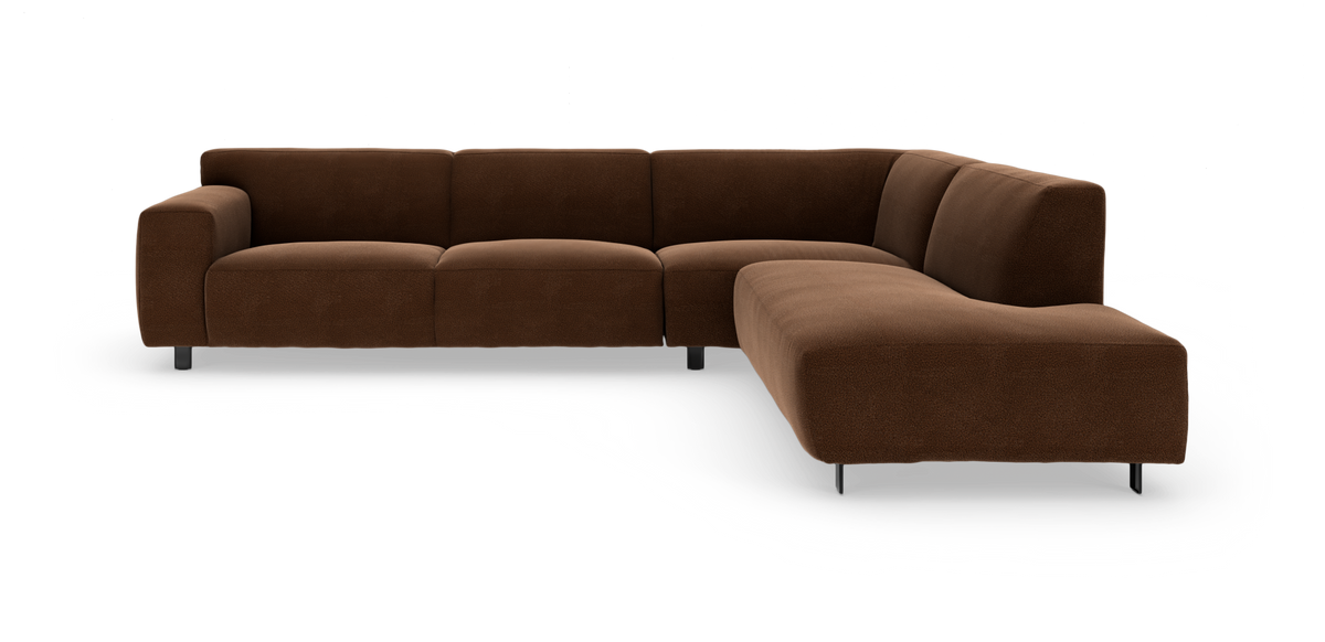 Brun L-formet modulsofa med chaiselong til højre, vist mod hvid studiobaggrund.