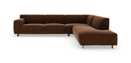 Brun L-formet modulsofa med chaiselong til højre, vist mod hvid studiobaggrund.