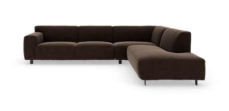 Brun L‑formet modulsofa med chaiselong til højre, bløde afrundede sæder og slanke metalben, frilagt på hvid baggrund.