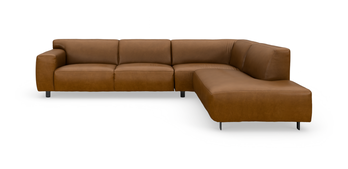 Brun L-formet læderhjørnesofa med højrevendt chaiselong og metalben, frilagt på hvid baggrund.