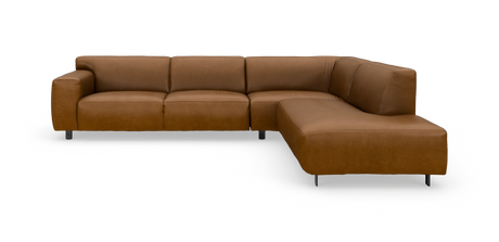 Brun L-formet læderhjørnesofa med højrevendt chaiselong og metalben, frilagt på hvid baggrund.