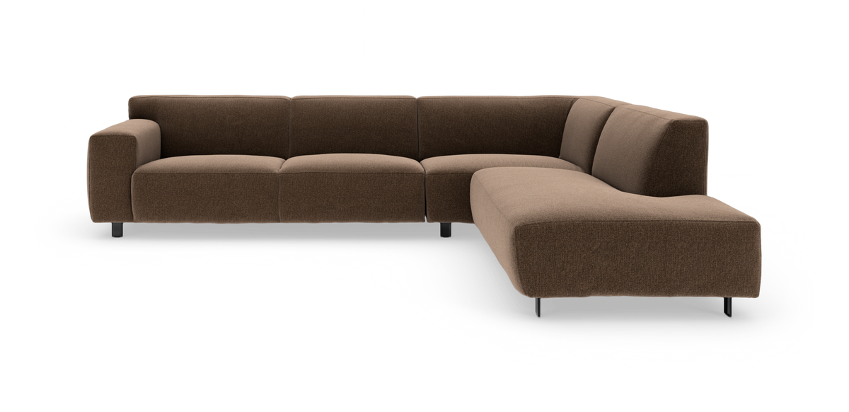 Brun L‑formet modulsofa i stof med højre chaiselong og metalben, frilagt på hvid baggrund.