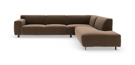 Brun L‑formet modulsofa i stof med højre chaiselong og metalben, frilagt på hvid baggrund.