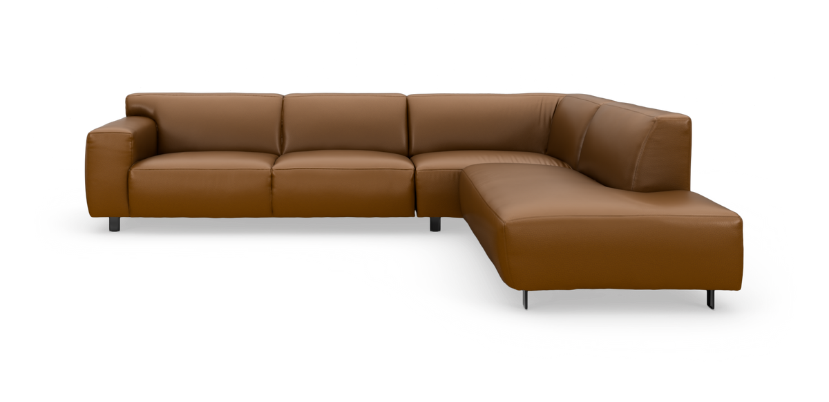 Brun L‑formet modulsofa i læder med metalben, frilagt på hvid baggrund.