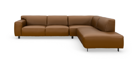 Brun L‑formet modulsofa i læder med metalben, frilagt på hvid baggrund.