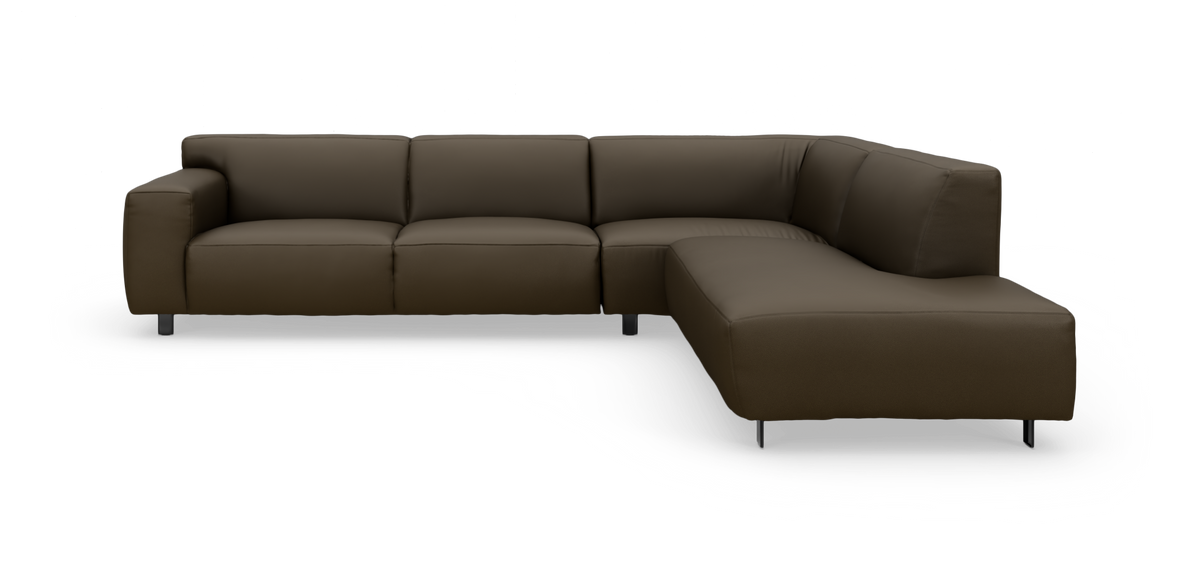 Mørkebrun L‑sofa med chaiselong til højre på hvid baggrund.