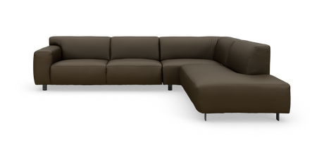 Mørkebrun L‑sofa med chaiselong til højre på hvid baggrund.