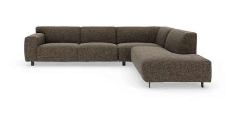 Brun L‑formet modulsofa i stof med afrundede kanter og metalben, frilagt på hvid baggrund.