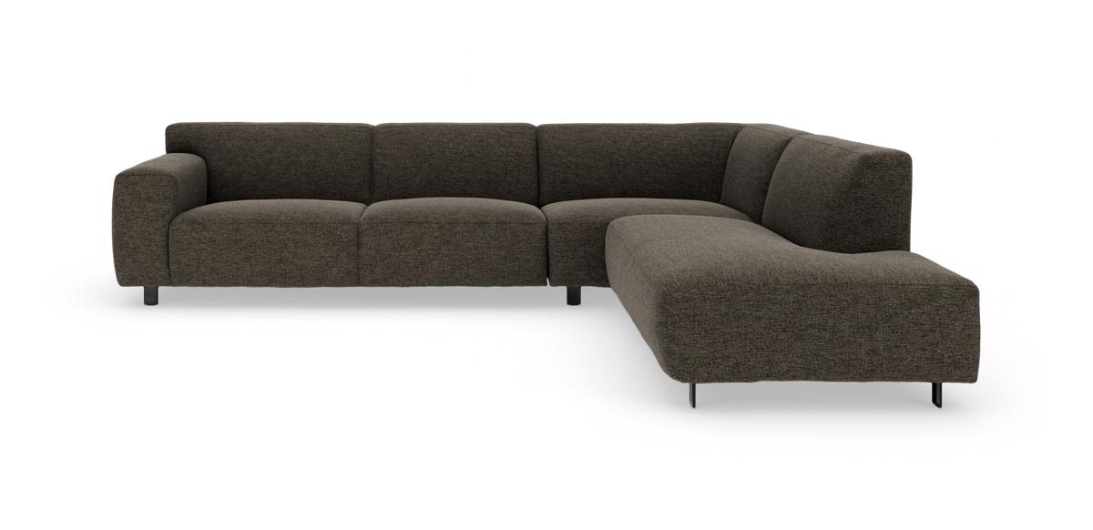 Mørk brun L‑formet modulsofa med chaiselong til højre, tekstilbetræk og slanke metalben, frilagt på hvid baggrund.