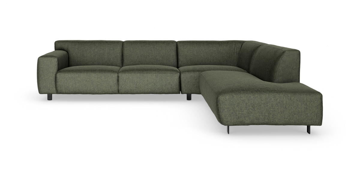 Grøn L‑formet modulsofa med højre chaiselong, stofbetræk og slanke metalben på hvid baggrund.