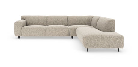 L‑formet beige modulsofa i stof med afrundede former på studiobaggrund.