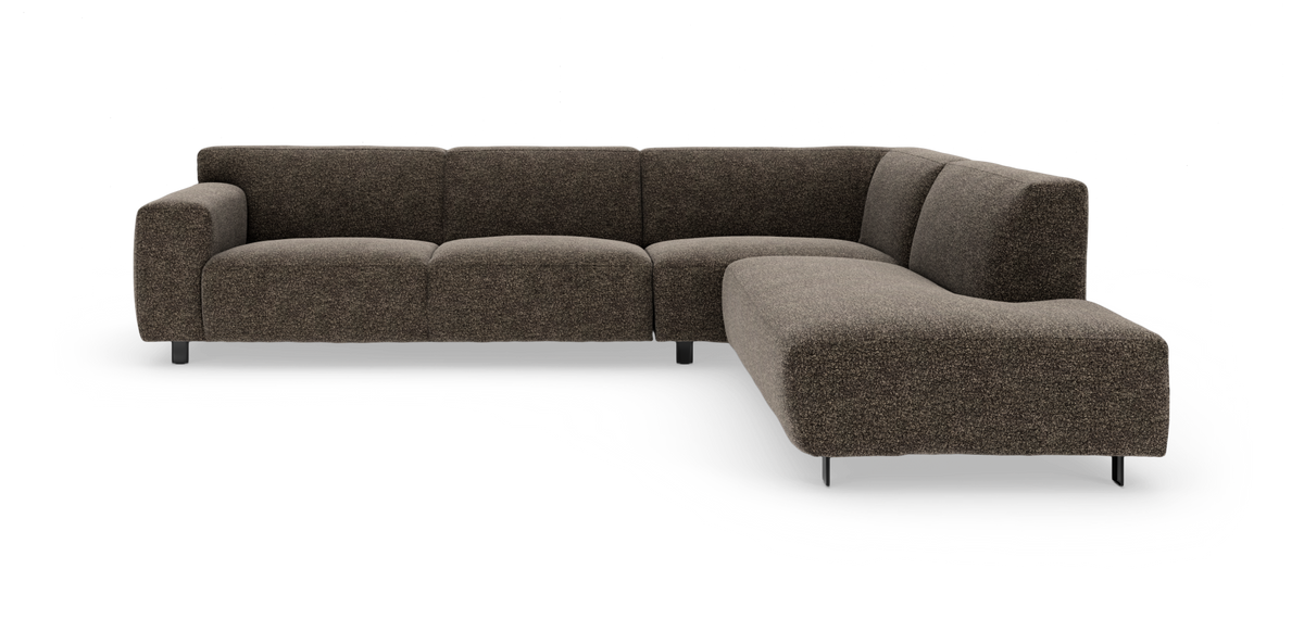 L-formet modulsofa med afrundede former i mørkebrunt meleret stof på slanke metalben, frilagt studiebillede.