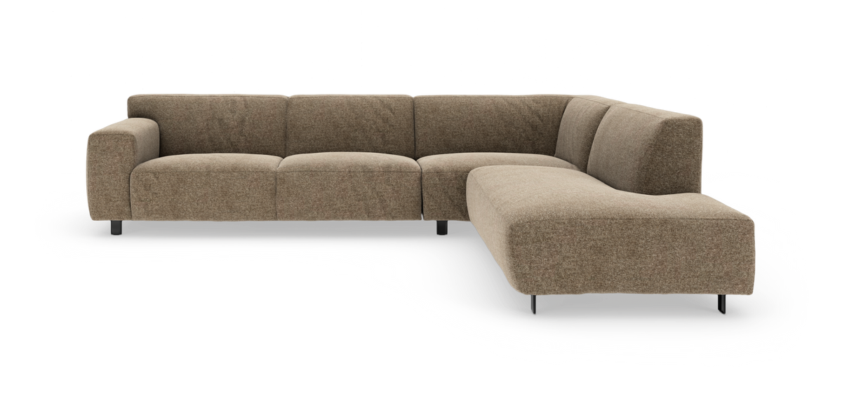 Brun‑beige modulsofa i L‑form med afrundede hjørner og slanke sorte ben, fritlagt på hvid baggrund.