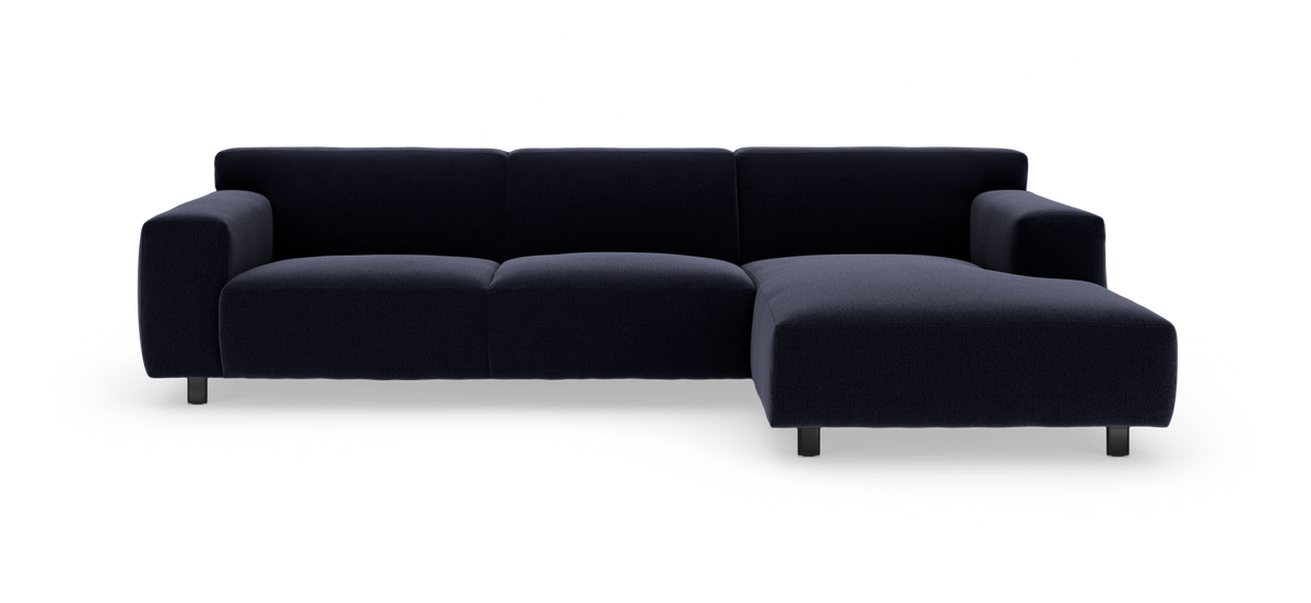 Mørkeblå modulsofa med højre chaiselong på hvid baggrund.