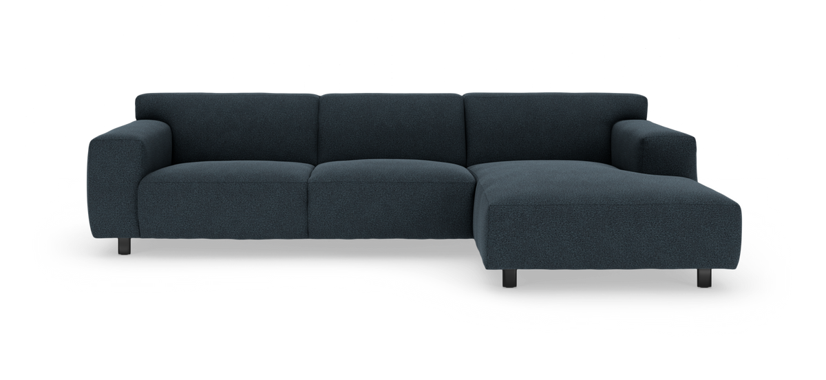 Mørkeblå L-formet hjørnesofa med chaiselong til højre, fritstående på hvid baggrund.