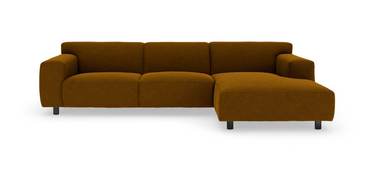 L‑formet modulsofa med højre chaiselong i sennepsgul/brun tekstil, isoleret på hvid baggrund.