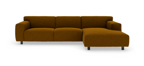 L‑formet modulsofa med højre chaiselong i sennepsgul/brun tekstil, isoleret på hvid baggrund.