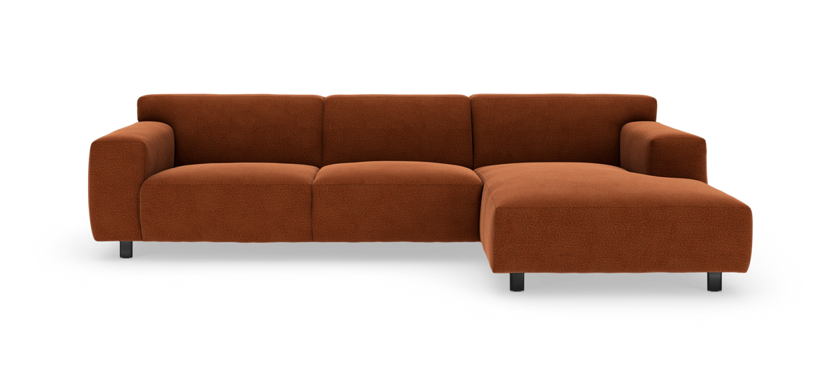 Modulsofa med højre chaiselong i rust-rød bouclé, frilagt på hvid baggrund.