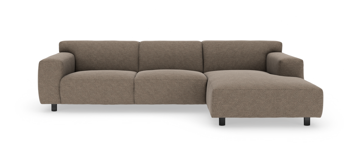 Brun modulsofa med chaiselong til højre, isoleret på hvid baggrund.