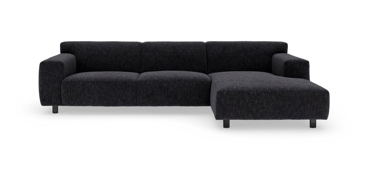 Mørkegrå modulær hjørnesofa med chaiselong til højre, frilagt på neutral baggrund.