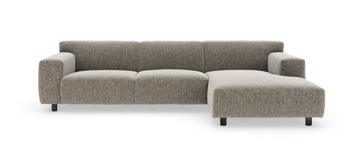 Modulsofa med højrevendt chaiselong i lys brunmeleret tekstil med sorte ben.
