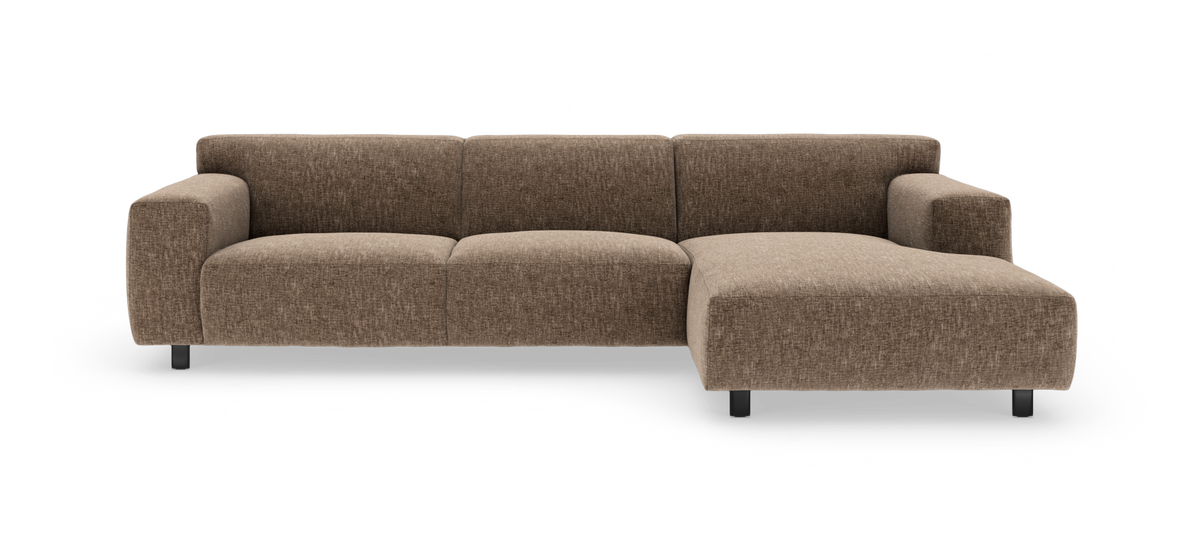 Brun modulsofa med chaiselong til højre på hvid baggrund.