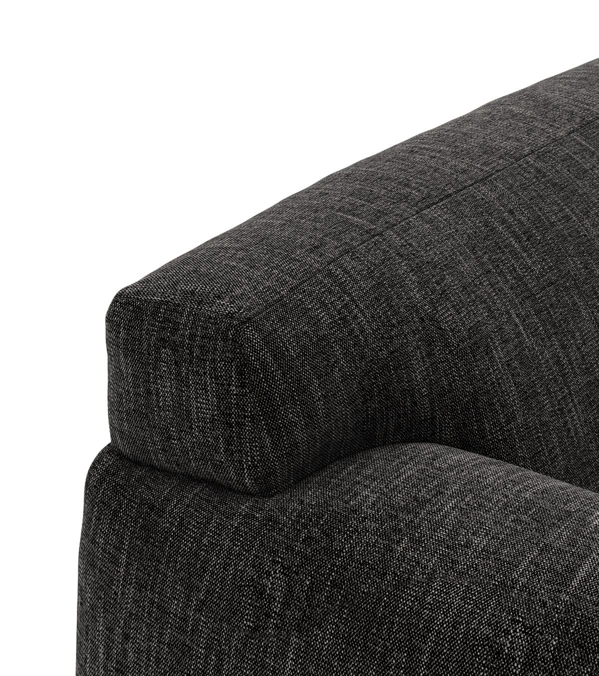 Nærbillede af armlæn og ryg på en mørkegrå stofsofa i studie.