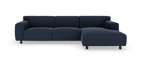 Mørkeblå hjørnesofa med højre chaiselong, fotograferet forfra i studie.