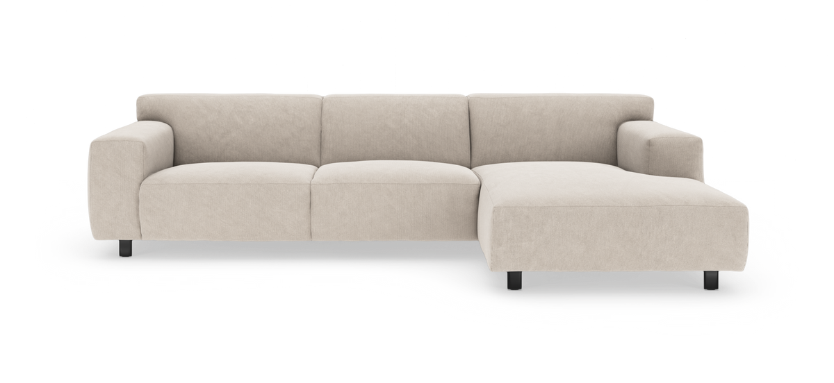 Beige modulsofa med chaiselong til højre i moderne, minimalistisk design på hvid baggrund.