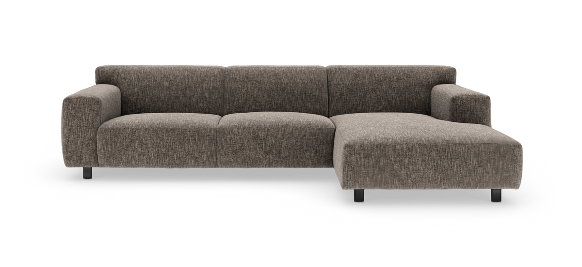 Modulsofa i gråbrunt stof med højrevendt chaiselong og lave, brede armlæn.