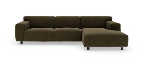 Mørk olivgrøn L‑sofa i cord/fløjl med højrevendt chaiselong, brede armlæn og metalben, produktfoto på hvid baggrund.