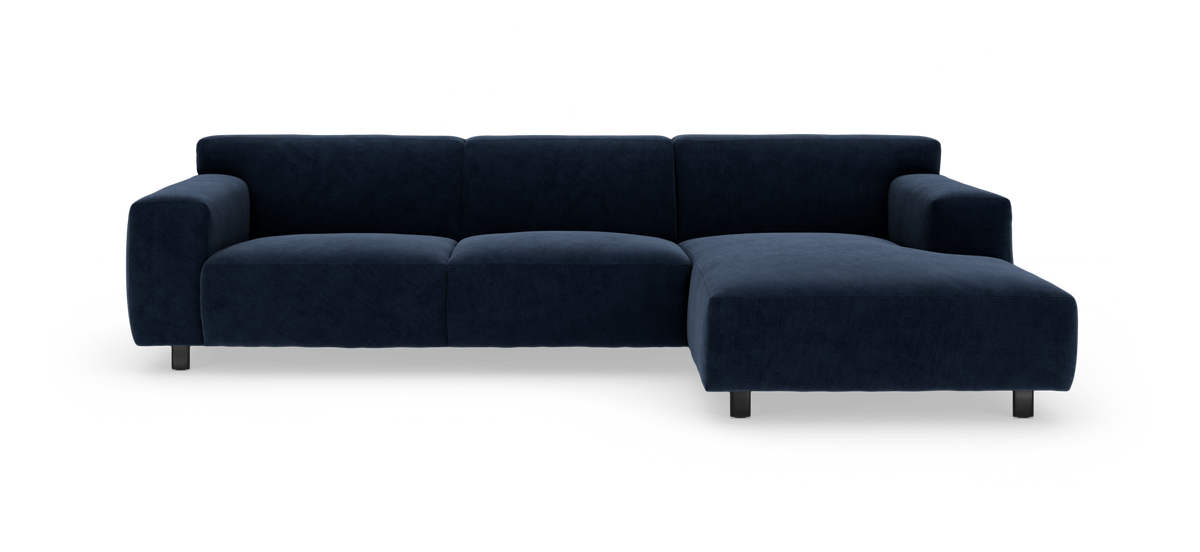 Mørkeblå, moderne hjørnesofa med chaiselong til højre og metalben, fritstående på hvid baggrund.