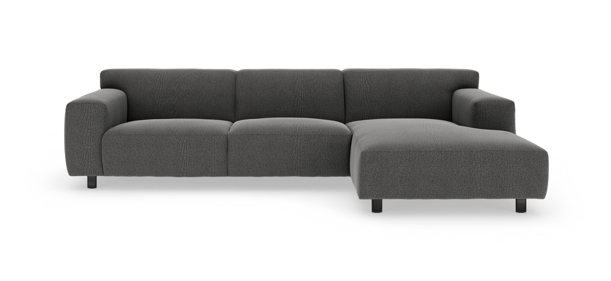 Mørkegrå modulsofa med højre chaiselong, fotograferet forfra i studie mod hvid baggrund.