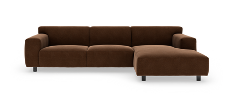 Brun hjørnesofa med chaiselong til højre, bløde afrundede armlæn og metalben, fritlagt på hvid baggrund.