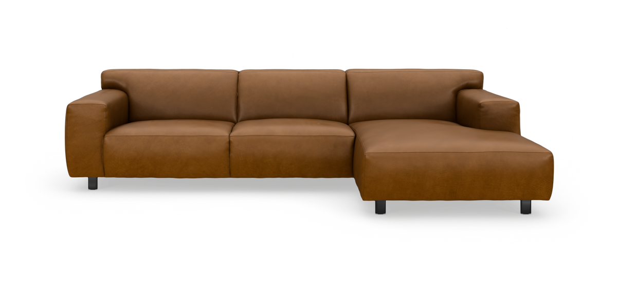 Brun lædersofa med chaiselong til højre, frilagt på hvid baggrund.