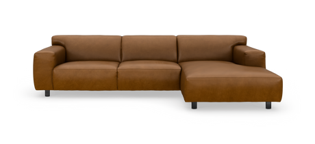Brun lædersofa med chaiselong til højre, frilagt på hvid baggrund.