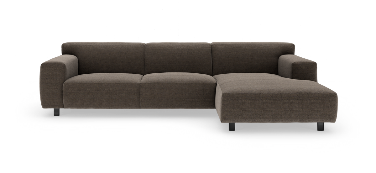 Mørkebrun stofsofa med højre chaiselong på hvid baggrund.